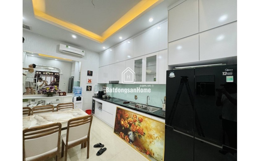 Bán nhà An Dương giá 12 tỷ, diện tích 60m2, 5 tầng, mặt tiền 3.5m
